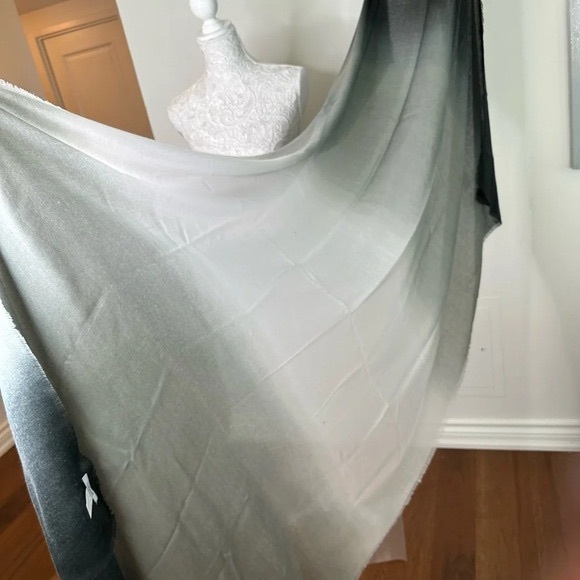Black to White Ombré Scarf - Picture 3 of 3